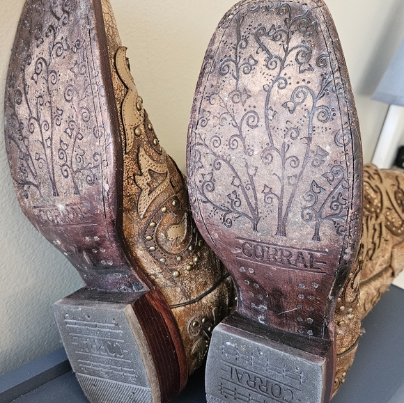 Corral Boots - Picture 2 of 8